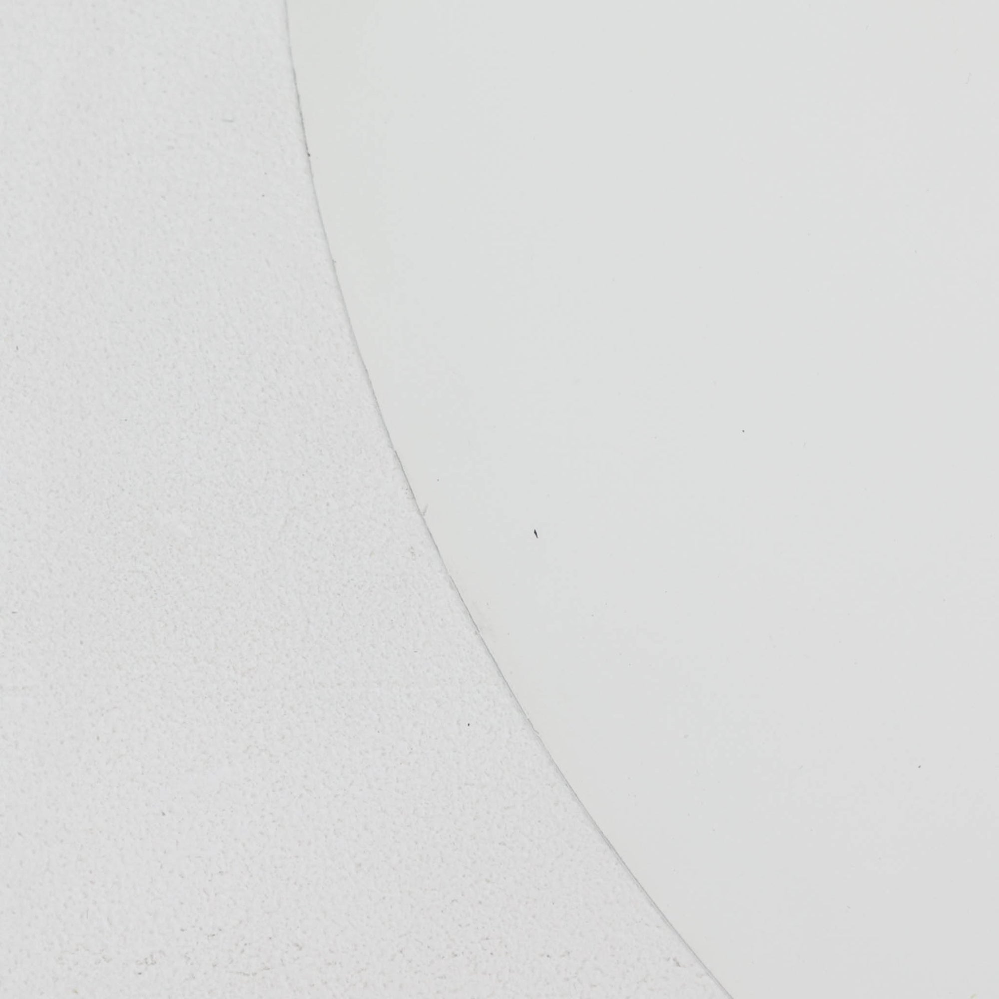 Claus BonderupとTorsten Thorupによってデザインされた「Semi」ペンダントライトです。アルミ素材を用いた流れるような曲線美が特徴で、シンプルながら空間に洗練された存在感をもたらします。大きく広がるシェードが光を効率よく下方へ届け、ダイニングテーブルやカウンター上を美しく照らします。無駄を削ぎ落としたフォルムは北欧モダンデザインを象徴する一作であり、長年愛され続ける名作ならではの普遍的な魅力を備えています。ビンテージ品ならではの風合いと希少性もお楽しみいただけます。