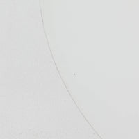 Claus BonderupとTorsten Thorupによってデザインされた「Semi」ペンダントライトです。アルミ素材を用いた流れるような曲線美が特徴で、シンプルながら空間に洗練された存在感をもたらします。大きく広がるシェードが光を効率よく下方へ届け、ダイニングテーブルやカウンター上を美しく照らします。無駄を削ぎ落としたフォルムは北欧モダンデザインを象徴する一作であり、長年愛され続ける名作ならではの普遍的な魅力を備えています。ビンテージ品ならではの風合いと希少性もお楽しみいただけます。