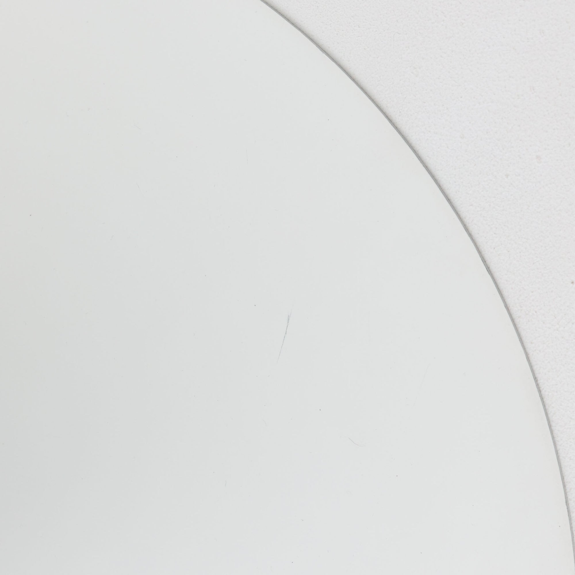 Claus BonderupとTorsten Thorupによってデザインされた「Semi」ペンダントライトです。アルミ素材を用いた流れるような曲線美が特徴で、シンプルながら空間に洗練された存在感をもたらします。大きく広がるシェードが光を効率よく下方へ届け、ダイニングテーブルやカウンター上を美しく照らします。無駄を削ぎ落としたフォルムは北欧モダンデザインを象徴する一作であり、長年愛され続ける名作ならではの普遍的な魅力を備えています。ビンテージ品ならではの風合いと希少性もお楽しみいただけます。