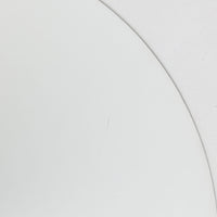 Claus BonderupとTorsten Thorupによってデザインされた「Semi」ペンダントライトです。アルミ素材を用いた流れるような曲線美が特徴で、シンプルながら空間に洗練された存在感をもたらします。大きく広がるシェードが光を効率よく下方へ届け、ダイニングテーブルやカウンター上を美しく照らします。無駄を削ぎ落としたフォルムは北欧モダンデザインを象徴する一作であり、長年愛され続ける名作ならではの普遍的な魅力を備えています。ビンテージ品ならではの風合いと希少性もお楽しみいただけます。