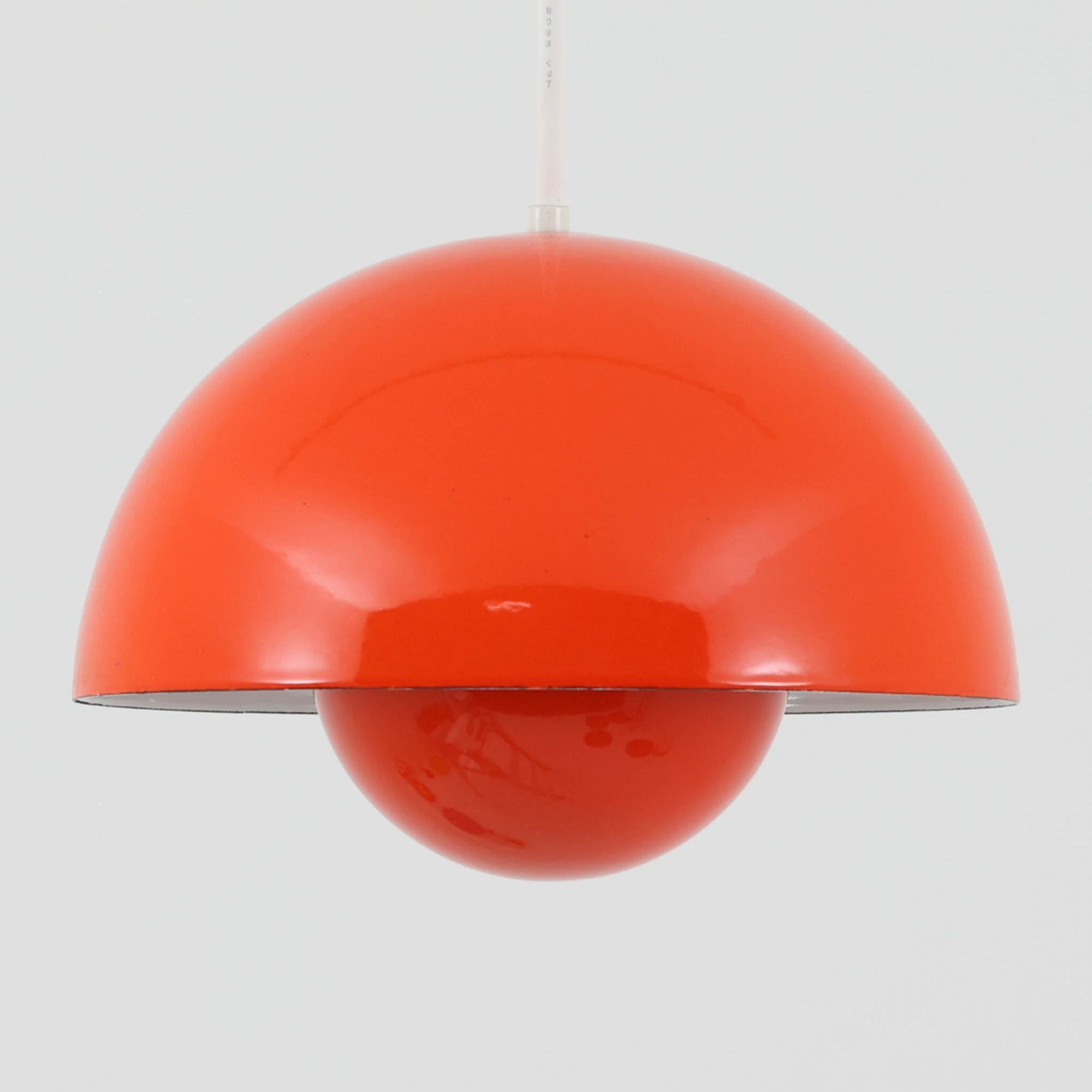 Verner Pantonによってデザインされた「FlowerPot」ペンダントライトです。初期モデルはLouis Poulsenにて製作されたもので、現在は&Tradition社より復刻生産されています。本品は当時のオリジナルモデルにあたり、現行品と比較してやや小ぶりなサイズ感と、琺瑯（エナメル）仕上げならではの質感が特徴です。滑らかな曲面が生み出す柔らかな光と、経年による風合いも相まって、空間に独特の存在感をもたらすビンテージ照明です。