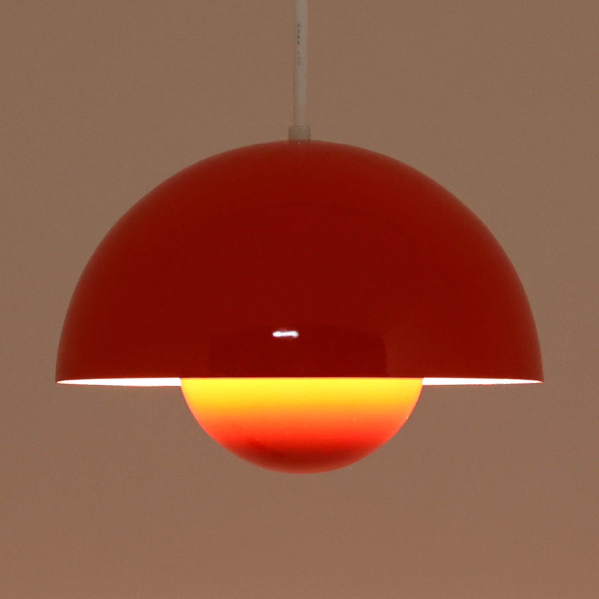 Verner Pantonによってデザインされた「FlowerPot」ペンダントライトです。初期モデルはLouis Poulsenにて製作されたもので、現在は&Tradition社より復刻生産されています。本品は当時のオリジナルモデルにあたり、現行品と比較してやや小ぶりなサイズ感と、琺瑯（エナメル）仕上げならではの質感が特徴です。滑らかな曲面が生み出す柔らかな光と、経年による風合いも相まって、空間に独特の存在感をもたらすビンテージ照明です。