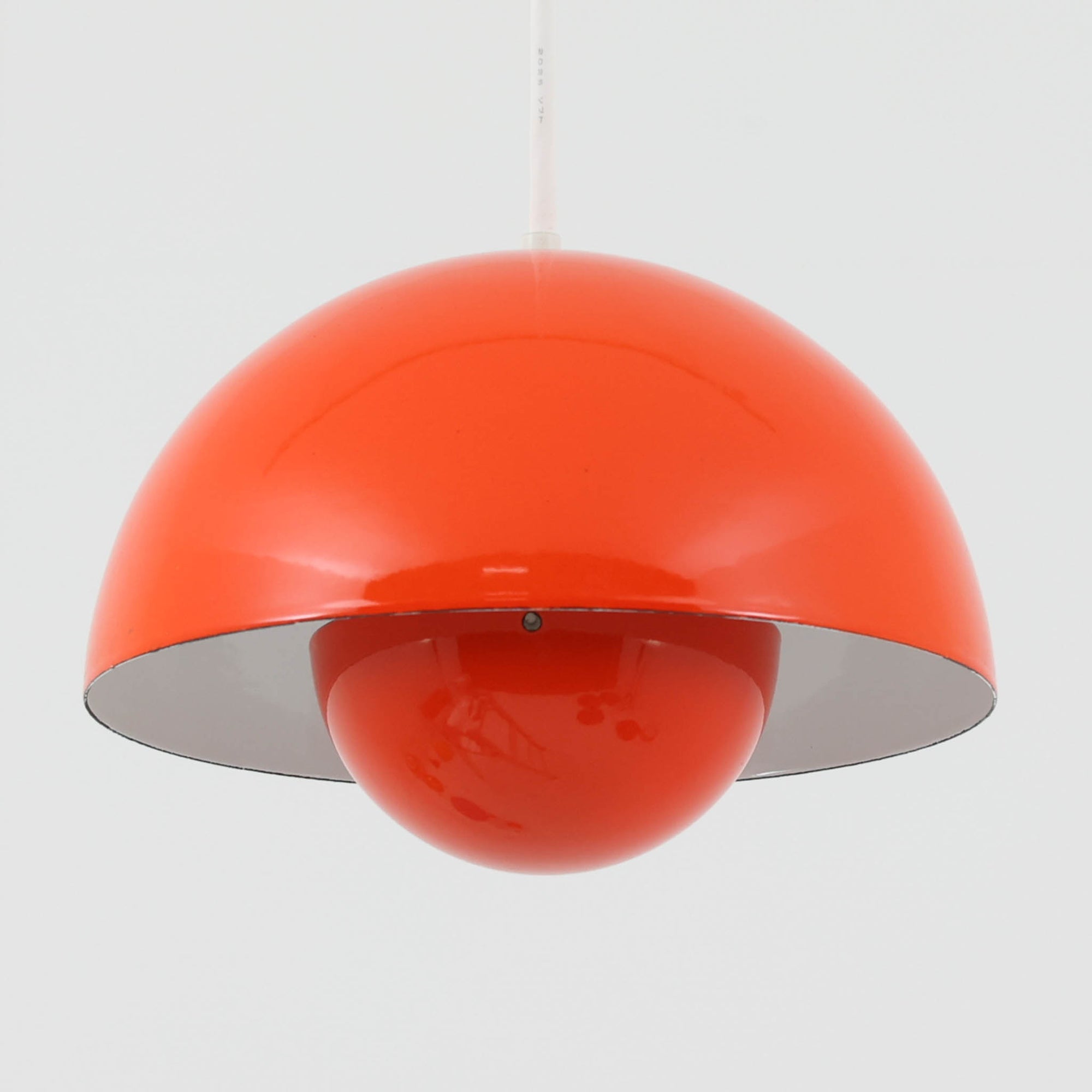 Verner Pantonによってデザインされた「FlowerPot」ペンダントライトです。初期モデルはLouis Poulsenにて製作されたもので、現在は&amp;Tradition社より復刻生産されています。本品は当時のオリジナルモデルにあたり、現行品と比較してやや小ぶりなサイズ感と、琺瑯（エナメル）仕上げならではの質感が特徴です。滑らかな曲面が生み出す柔らかな光と、経年による風合いも相まって、空間に独特の存在感をもたらすビンテージ照明です。