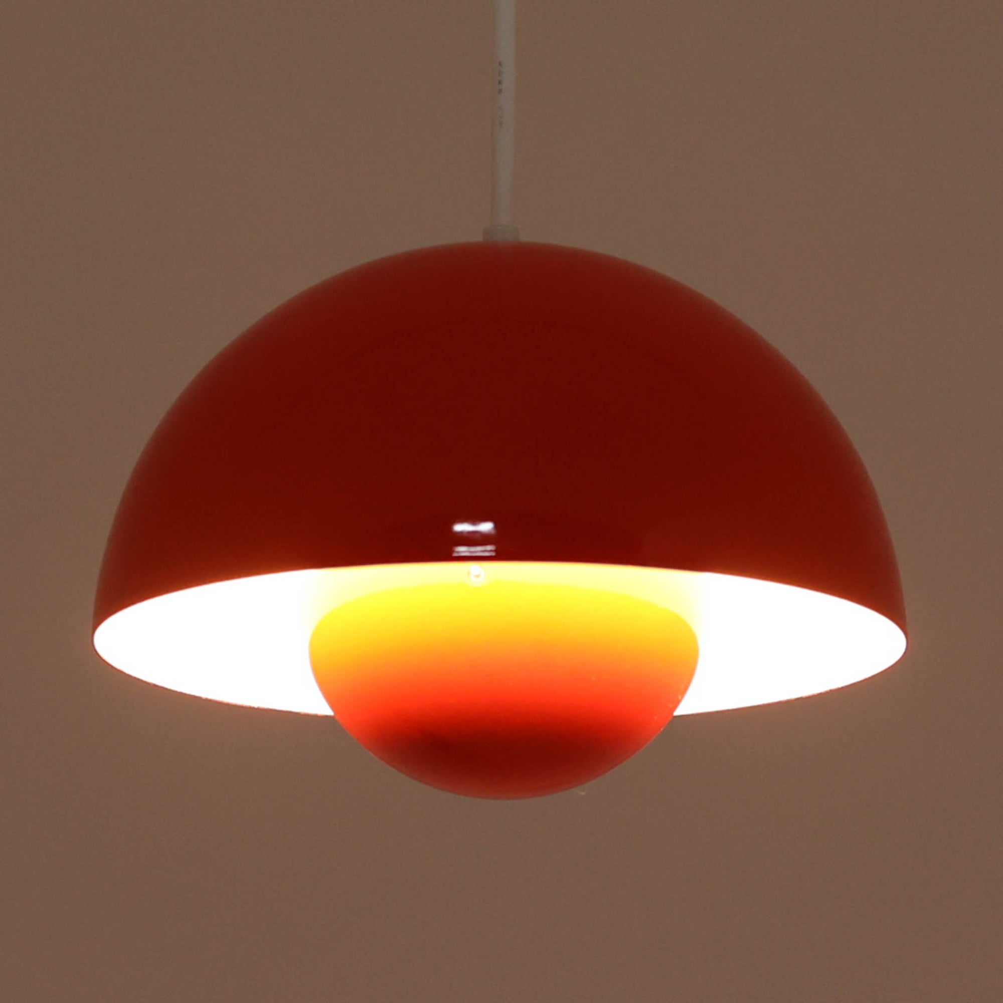 Verner Pantonによってデザインされた「FlowerPot」ペンダントライトです。初期モデルはLouis Poulsenにて製作されたもので、現在は&amp;Tradition社より復刻生産されています。本品は当時のオリジナルモデルにあたり、現行品と比較してやや小ぶりなサイズ感と、琺瑯（エナメル）仕上げならではの質感が特徴です。滑らかな曲面が生み出す柔らかな光と、経年による風合いも相まって、空間に独特の存在感をもたらすビンテージ照明です。