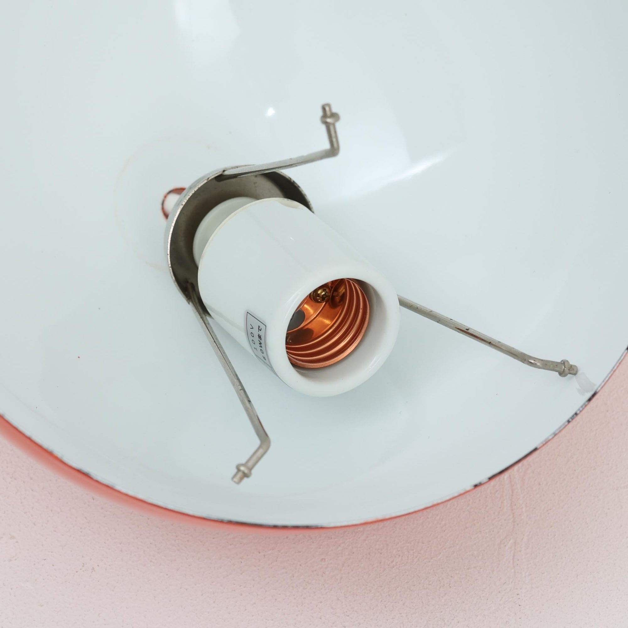Verner Pantonによってデザインされた「FlowerPot」ペンダントライトです。初期モデルはLouis Poulsenにて製作されたもので、現在は&amp;Tradition社より復刻生産されています。本品は当時のオリジナルモデルにあたり、現行品と比較してやや小ぶりなサイズ感と、琺瑯（エナメル）仕上げならではの質感が特徴です。滑らかな曲面が生み出す柔らかな光と、経年による風合いも相まって、空間に独特の存在感をもたらすビンテージ照明です。