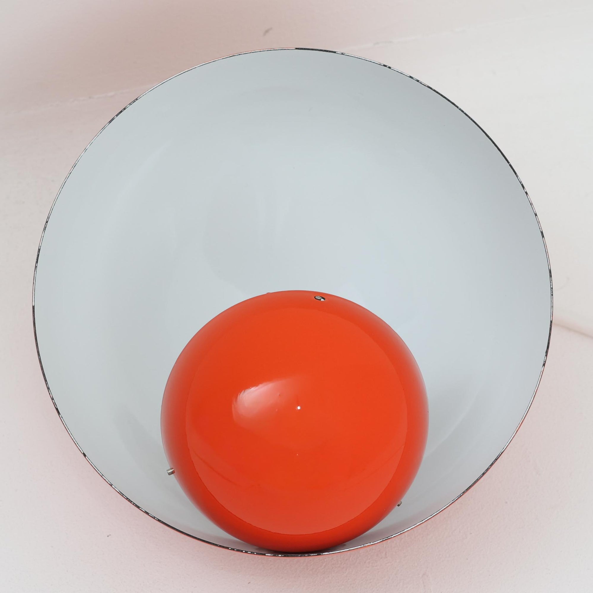 Verner Pantonによってデザインされた「FlowerPot」ペンダントライトです。初期モデルはLouis Poulsenにて製作されたもので、現在は&amp;Tradition社より復刻生産されています。本品は当時のオリジナルモデルにあたり、現行品と比較してやや小ぶりなサイズ感と、琺瑯（エナメル）仕上げならではの質感が特徴です。滑らかな曲面が生み出す柔らかな光と、経年による風合いも相まって、空間に独特の存在感をもたらすビンテージ照明です。