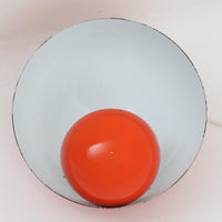 Verner Pantonによってデザインされた「FlowerPot」ペンダントライトです。初期モデルはLouis Poulsenにて製作されたもので、現在は&Tradition社より復刻生産されています。本品は当時のオリジナルモデルにあたり、現行品と比較してやや小ぶりなサイズ感と、琺瑯（エナメル）仕上げならではの質感が特徴です。滑らかな曲面が生み出す柔らかな光と、経年による風合いも相まって、空間に独特の存在感をもたらすビンテージ照明です。