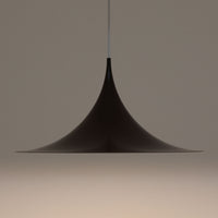Claus BonderupとTorsten Thorupによるデザインのペンダントライト「Semi」は、Fog & Morup社から発表された北欧モダンを象徴する名作です。直径47cmのアルミシェードは美しい円錐を上下で切り取ったような独特のフォルムを持ち、光を下方向へ効率的に導きます。そのシャープでミニマルな造形は、空間にモダンな緊張感と優雅さをもたらし、ダイニングやリビングの中心を引き立てます。ビンテージならではの希少性と時を経た質感が一層の魅力を添え、北欧デザインの洗練を感じさせる一灯です。