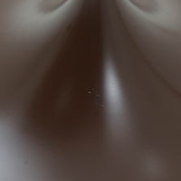 Claus BonderupとTorsten Thorupによるデザインのペンダントライト「Semi」は、Fog & Morup社から発表された北欧モダンを象徴する名作です。直径47cmのアルミシェードは美しい円錐を上下で切り取ったような独特のフォルムを持ち、光を下方向へ効率的に導きます。そのシャープでミニマルな造形は、空間にモダンな緊張感と優雅さをもたらし、ダイニングやリビングの中心を引き立てます。ビンテージならではの希少性と時を経た質感が一層の魅力を添え、北欧デザインの洗練を感じさせる一灯です。