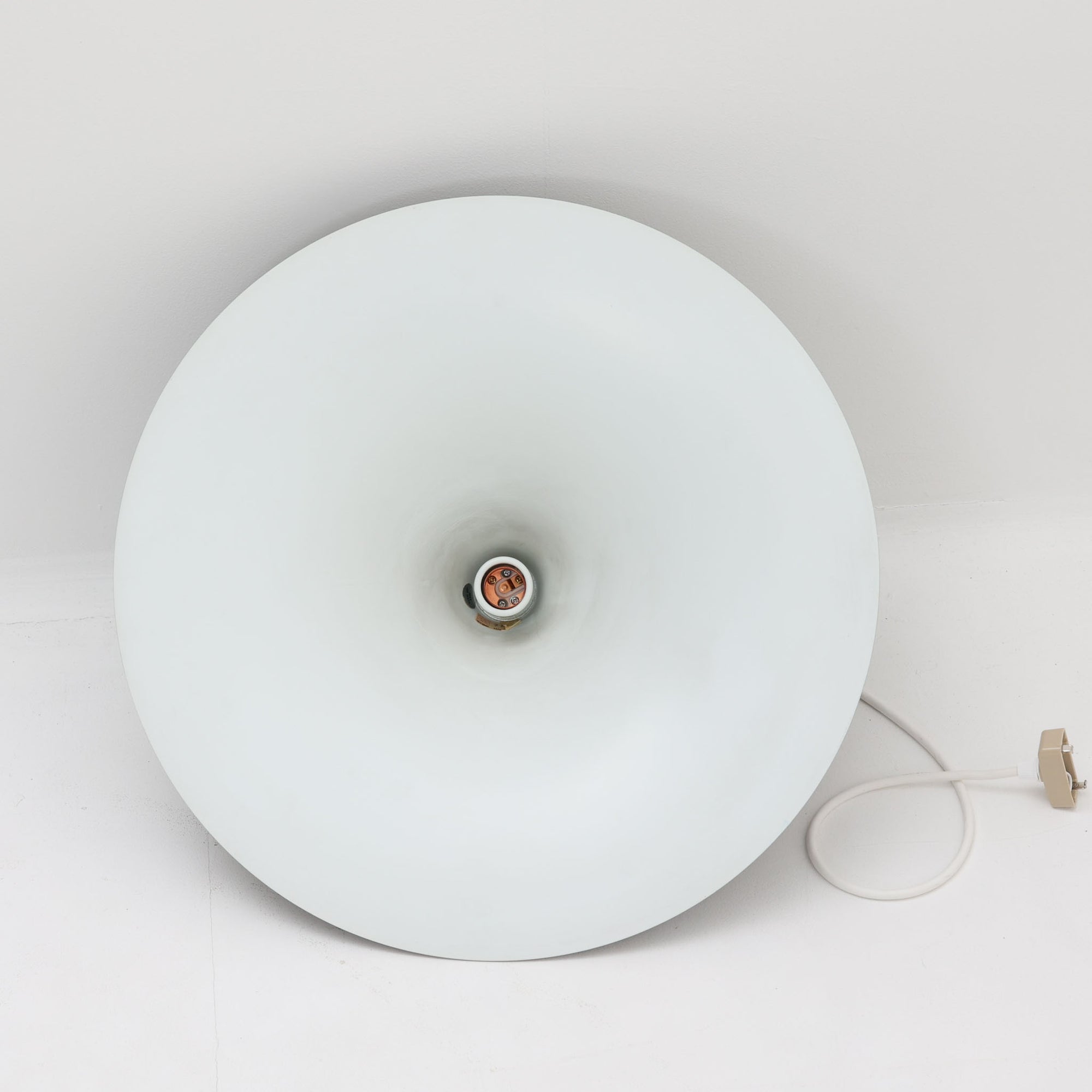 Claus BonderupとTorsten Thorupによるデザインのペンダントライト「Semi」は、Fog &amp; Morup社から発表された北欧モダンを象徴する名作です。直径47cmのアルミシェードは美しい円錐を上下で切り取ったような独特のフォルムを持ち、光を下方向へ効率的に導きます。そのシャープでミニマルな造形は、空間にモダンな緊張感と優雅さをもたらし、ダイニングやリビングの中心を引き立てます。ビンテージならではの希少性と時を経た質感が一層の魅力を添え、北欧デザインの洗練を感じさせる一灯です。