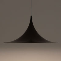 Claus BonderupとTorsten Thorupによるデザインのペンダントライト「Semi」は、Fog & Morup社から発表された北欧モダンを象徴する名作です。直径47cmのアルミシェードは美しい円錐を上下で切り取ったような独特のフォルムを持ち、光を下方向へ効率的に導きます。そのシャープでミニマルな造形は、空間にモダンな緊張感と優雅さをもたらし、ダイニングやリビングの中心を引き立てます。ビンテージならではの希少性と時を経た質感が一層の魅力を添え、北欧デザインの洗練を感じさせる一灯です。