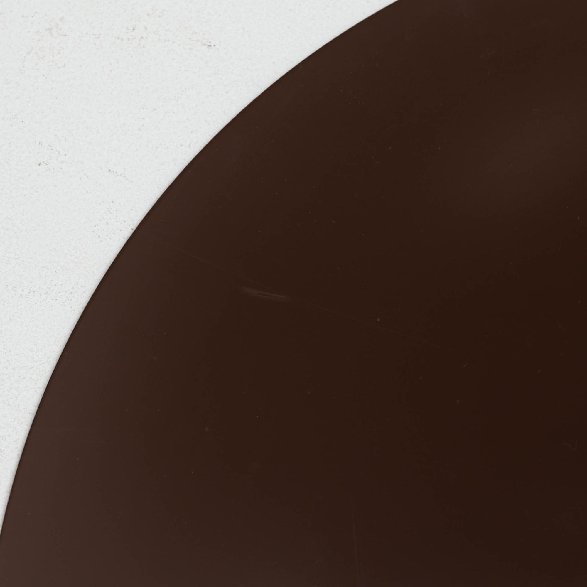 Claus BonderupとTorsten Thorupによるデザインのペンダントライト「Semi」は、Fog &amp; Morup社から発表された北欧モダンを象徴する名作です。直径47cmのアルミシェードは美しい円錐を上下で切り取ったような独特のフォルムを持ち、光を下方向へ効率的に導きます。そのシャープでミニマルな造形は、空間にモダンな緊張感と優雅さをもたらし、ダイニングやリビングの中心を引き立てます。ビンテージならではの希少性と時を経た質感が一層の魅力を添え、北欧デザインの洗練を感じさせる一灯です。
