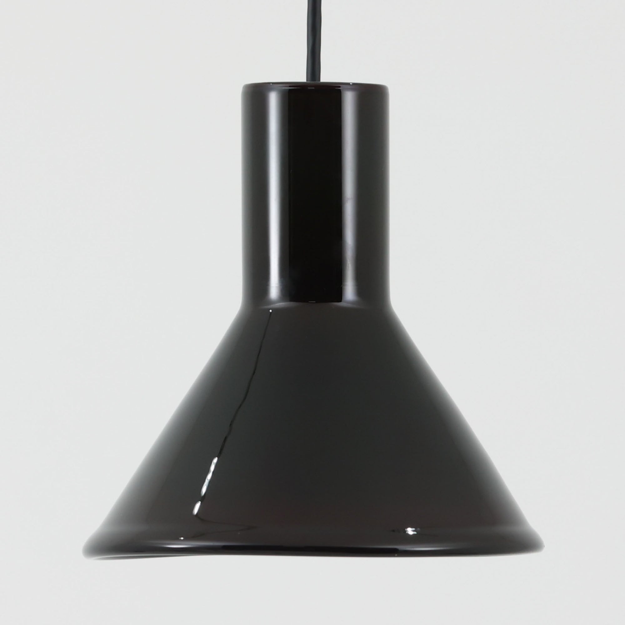 北欧より買い付けた、ホルムガード社製(現Royal Copenhagen)ビンテージランプです。照明部分はデンマークを代表する照明メーカーFog &amp; Morup社によって作成されています。Holmegaard 社のペンダントライトの中でも人気の「P&amp;T PENDEL」シリーズで内と外側の2層の色味が特徴的です。消灯＆点灯時にそれぞれ違った表情を見せてくれる素敵なデザインです。