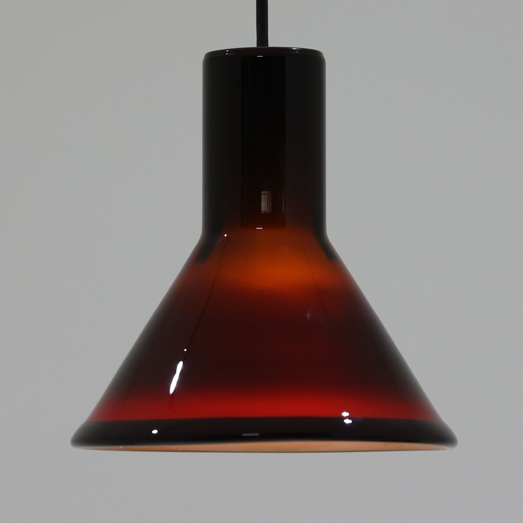 北欧より買い付けた、ホルムガード社製(現Royal Copenhagen)ビンテージランプです。照明部分はデンマークを代表する照明メーカーFog & Morup社によって作成されています。Holmegaard 社のペンダントライトの中でも人気の「P&T PENDEL」シリーズで内と外側の2層の色味が特徴的です。消灯＆点灯時にそれぞれ違った表情を見せてくれる素敵なデザインです。