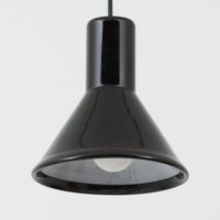 北欧より買い付けた、ホルムガード社製(現Royal Copenhagen)ビンテージランプです。照明部分はデンマークを代表する照明メーカーFog & Morup社によって作成されています。Holmegaard 社のペンダントライトの中でも人気の「P&T PENDEL」シリーズで内と外側の2層の色味が特徴的です。消灯＆点灯時にそれぞれ違った表情を見せてくれる素敵なデザインです。