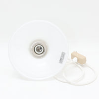 北欧より買い付けたHolmgaard社製のヴィンテージランプです。Mandarinシリーズの中でも最も小ぶりな、直径18cmのSサイズモデルとなります。乳白色のガラスが美しく、清潔感が漂います。小型ペンダントライトは、廊下やエントランス、洗面台の上など、さまざまな場所に柔軟に対応できるのが特徴です。