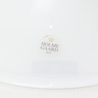 Michael BangがデザインしたMandarinペンダントライトです。Holmegaardならではの高品質なガラスを用いた美しいフォルムが特徴で、滑らかに広がるシェードと細く立ち上がるネック部分が軽やかで洗練された印象を与えます。乳白色ガラスを通して放たれる柔らかな光は空間全体を穏やかに包み込み、ダイニングやカウンター、寝室など幅広いシーンで活躍します。扱いやすいサイズ感と、北欧デザイン黄金期を感じさせる造形美が魅力の希少なビンテージ照明です。