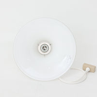 Michael BangがデザインしたMandarinペンダントライトです。Holmegaardならではの高品質なガラスを用いた美しいフォルムが特徴で、滑らかに広がるシェードと細く立ち上がるネック部分が軽やかで洗練された印象を与えます。乳白色ガラスを通して放たれる柔らかな光は空間全体を穏やかに包み込み、ダイニングやカウンター、寝室など幅広いシーンで活躍します。扱いやすいサイズ感と、北欧デザイン黄金期を感じさせる造形美が魅力の希少なビンテージ照明です。