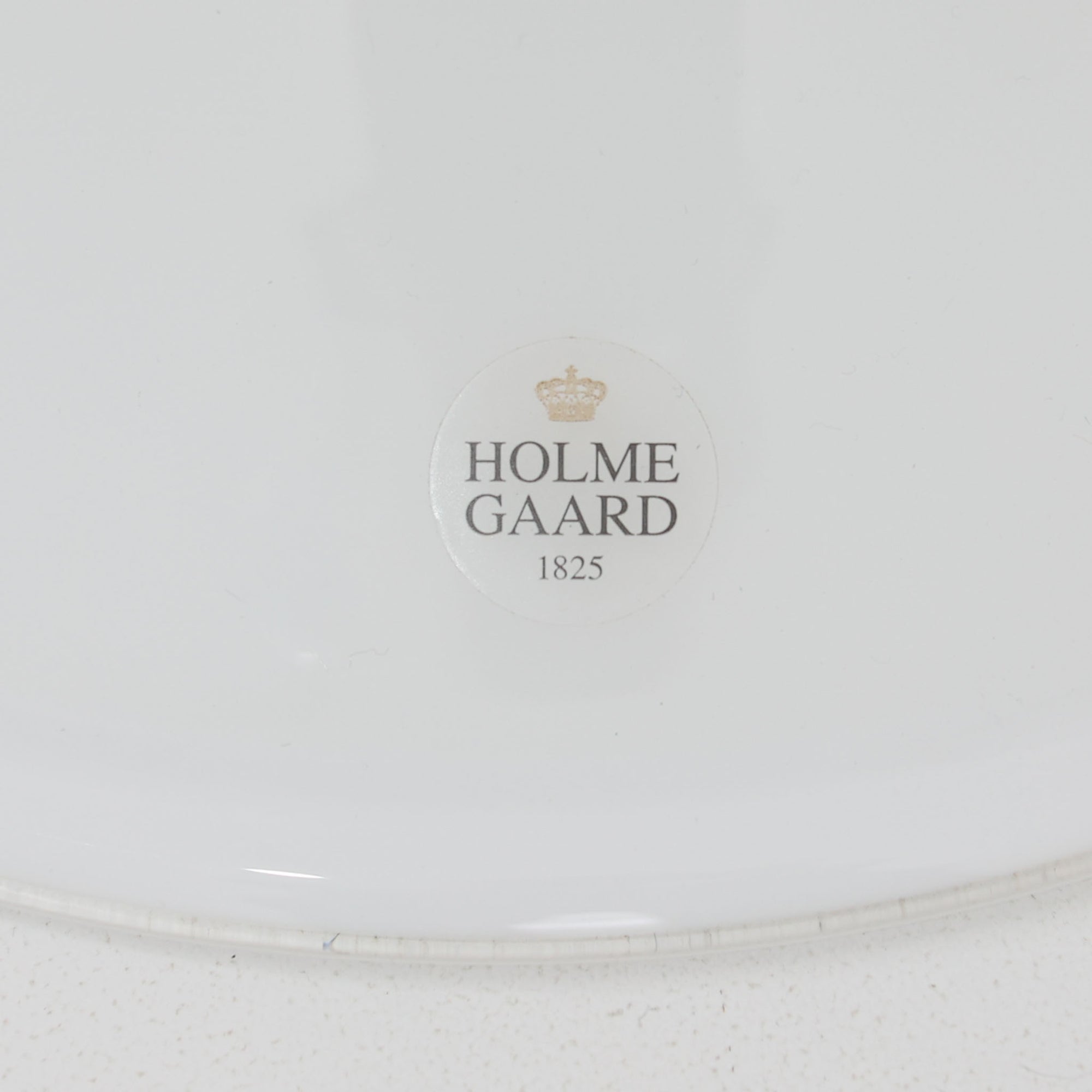 Michael Bang（マイケル・バング）デザイン、Holmegaard（ホルムガード）製のEtude Pendelペンダントライト。ガラス素材による滑らかで美しい曲線フォルムが特徴で、点灯時にはやわらかな光が空間全体を包み込みます。直線と曲線が調和した洗練されたデザインは、ダイニングやリビングはもちろん店舗空間にもおすすめ。北欧ビンテージならではの上質な存在感と、時を重ねた魅力を楽しめる一品です。