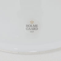 Michael Bang（マイケル・バング）デザイン、Holmegaard（ホルムガード）製のEtude Pendelペンダントライト。ガラス素材による滑らかで美しい曲線フォルムが特徴で、点灯時にはやわらかな光が空間全体を包み込みます。直線と曲線が調和した洗練されたデザインは、ダイニングやリビングはもちろん店舗空間にもおすすめ。北欧ビンテージならではの上質な存在感と、時を重ねた魅力を楽しめる一品です。