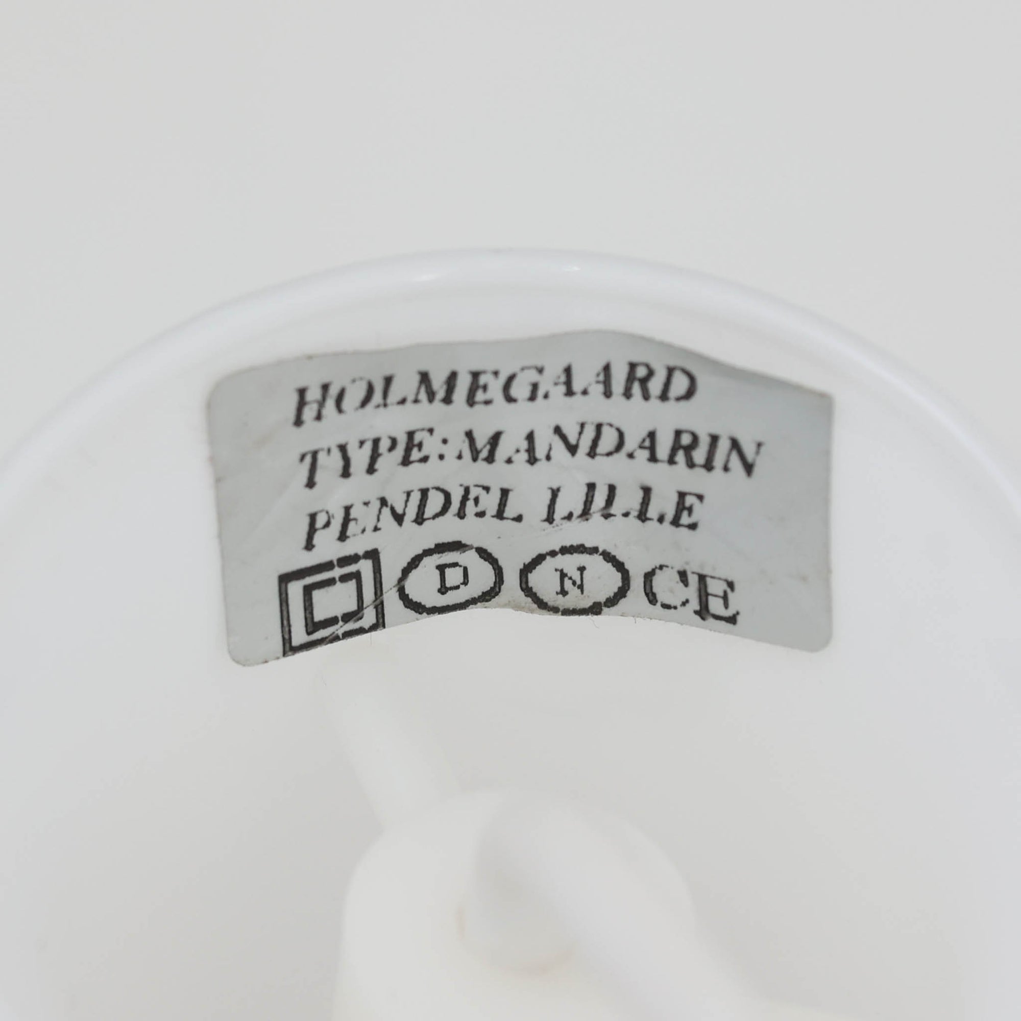 Michael Bang（マイケル・バング）デザイン、Holmegaard（ホルムガード）製のEtude Pendelペンダントライト。ガラス素材による滑らかで美しい曲線フォルムが特徴で、点灯時にはやわらかな光が空間全体を包み込みます。直線と曲線が調和した洗練されたデザインは、ダイニングやリビングはもちろん店舗空間にもおすすめ。北欧ビンテージならではの上質な存在感と、時を重ねた魅力を楽しめる一品です。