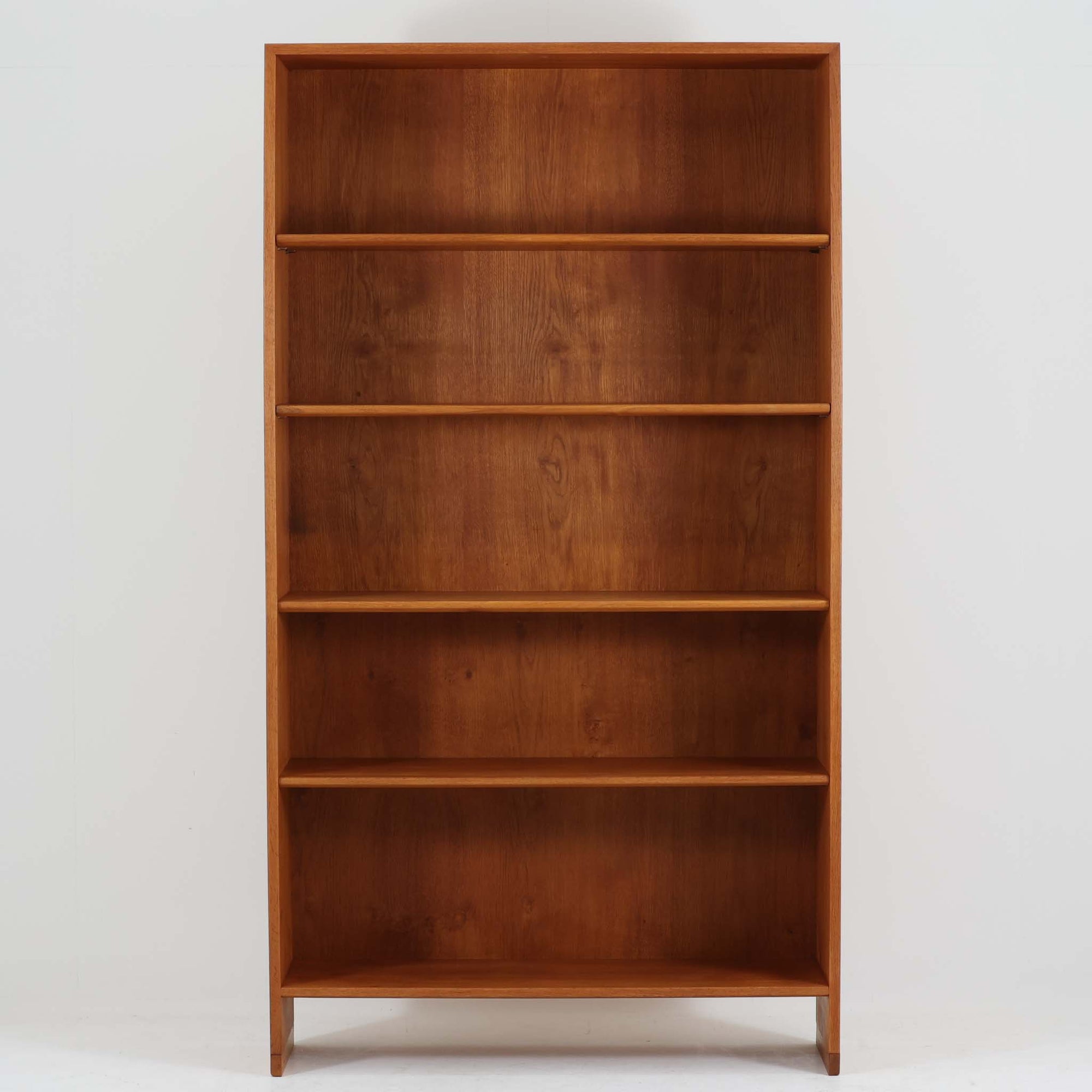 Hans J. Wegnerがデザインし、Ry Moblerが手掛けたRY8ブックシェルフです。オーク材の美しい木目と経年で深みを増した色艶が魅力で、無駄を削ぎ落とした端正なフォルムにウェグナーらしい構造美が際立ちます。モデルRY8ならではの直線的で洗練されたフレームに、可動棚を備えた実用性の高い設計で、書籍はもちろんオブジェや器を飾るディスプレイシェルフとしても上質な空間を演出します。幅100cmの使いやすいサイズ感で、リビングや書斎、ショップ什器にもおすすめ。ビンテージならではの希少性と、Ry Moblerの丁寧な木工技術を感じられる存在感ある一台です。