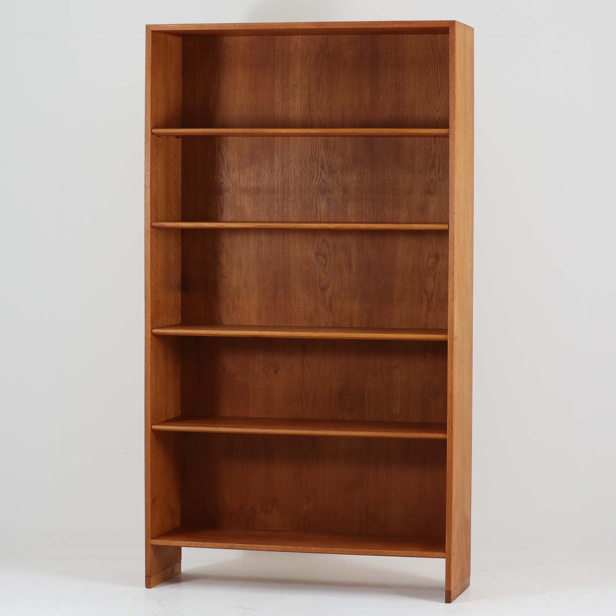 Hans J. Wegnerがデザインし、Ry Moblerが手掛けたRY8ブックシェルフです。オーク材の美しい木目と経年で深みを増した色艶が魅力で、無駄を削ぎ落とした端正なフォルムにウェグナーらしい構造美が際立ちます。モデルRY8ならではの直線的で洗練されたフレームに、可動棚を備えた実用性の高い設計で、書籍はもちろんオブジェや器を飾るディスプレイシェルフとしても上質な空間を演出します。幅100cmの使いやすいサイズ感で、リビングや書斎、ショップ什器にもおすすめ。ビンテージならではの希少性と、Ry Moblerの丁寧な木工技術を感じられる存在感ある一台です。