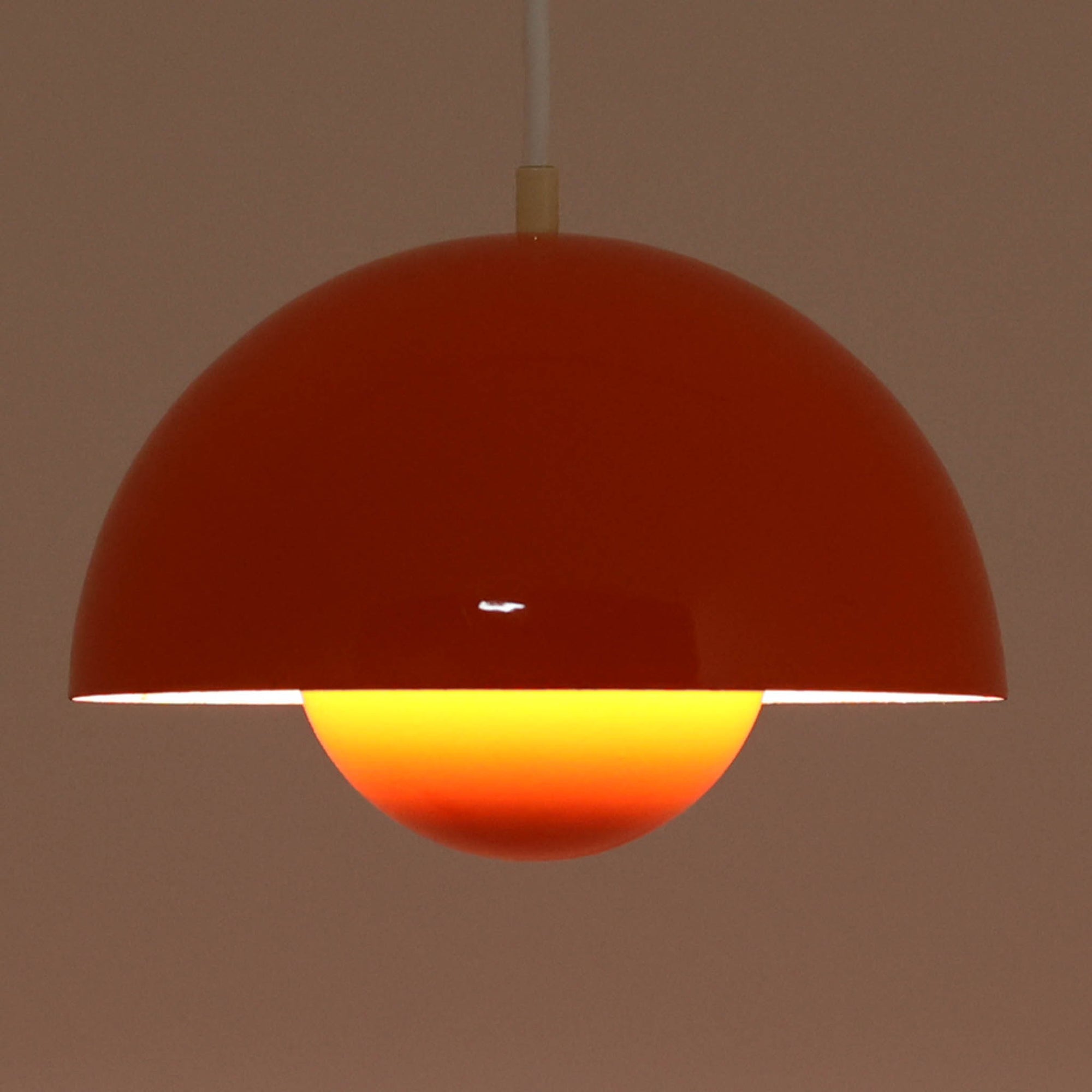 Verner Pantonによってデザインされた「FlowerPot」ペンダントライトです。初期モデルはLouis Poulsenにて製作されたもので、現在は&Tradition社より復刻生産されています。本品は当時のオリジナルモデルにあたり、現行品と比較してやや小ぶりなサイズ感と、琺瑯（エナメル）仕上げならではの質感が特徴です。滑らかな曲面が生み出す柔らかな光と、経年による風合いも相まって、空間に独特の存在感をもたらすビンテージ照明です。