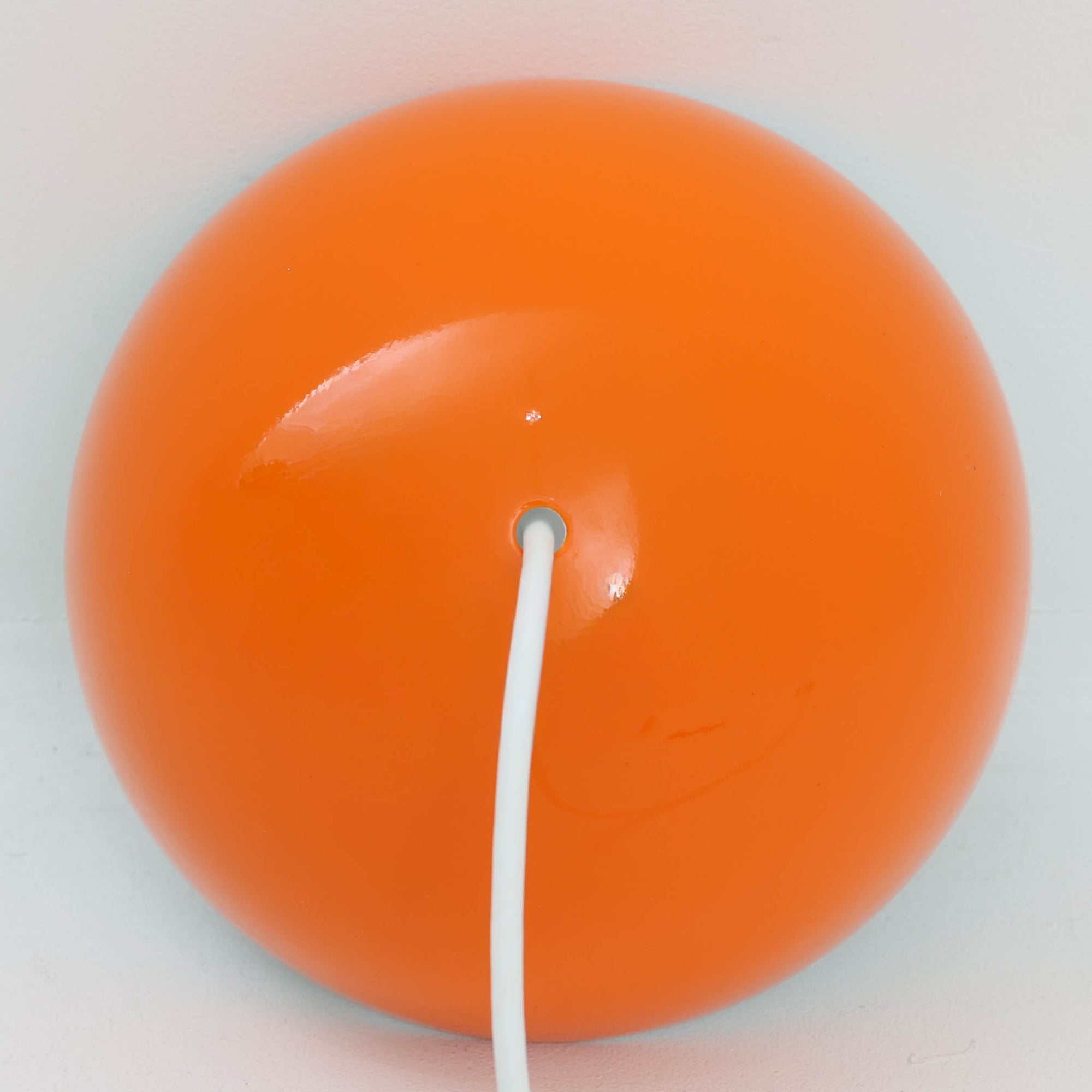 Verner Pantonによってデザインされた「FlowerPot」ペンダントライトです。初期モデルはLouis Poulsenにて製作されたもので、現在は&amp;Tradition社より復刻生産されています。本品は当時のオリジナルモデルにあたり、現行品と比較してやや小ぶりなサイズ感と、琺瑯（エナメル）仕上げならではの質感が特徴です。滑らかな曲面が生み出す柔らかな光と、経年による風合いも相まって、空間に独特の存在感をもたらすビンテージ照明です。