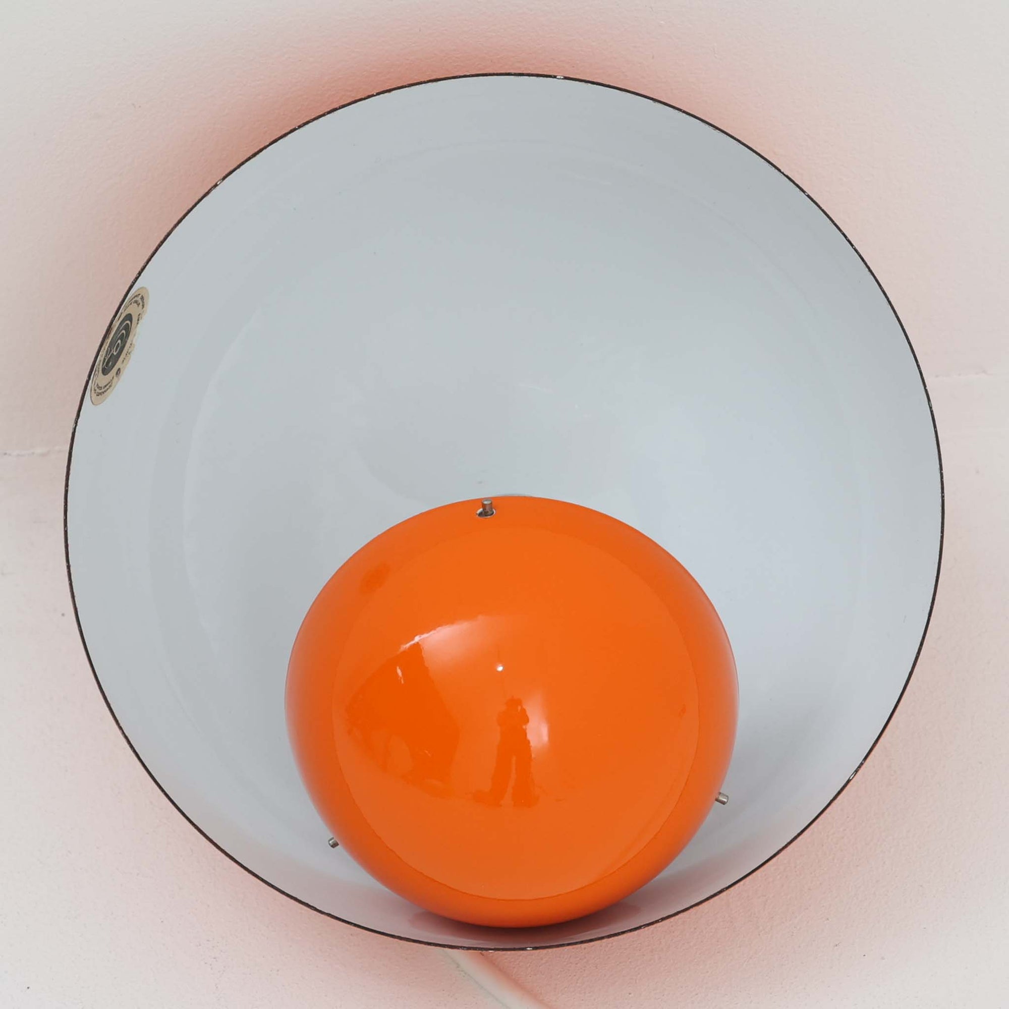Verner Pantonによってデザインされた「FlowerPot」ペンダントライトです。初期モデルはLouis Poulsenにて製作されたもので、現在は&amp;Tradition社より復刻生産されています。本品は当時のオリジナルモデルにあたり、現行品と比較してやや小ぶりなサイズ感と、琺瑯（エナメル）仕上げならではの質感が特徴です。滑らかな曲面が生み出す柔らかな光と、経年による風合いも相まって、空間に独特の存在感をもたらすビンテージ照明です。