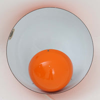 Verner Pantonによってデザインされた「FlowerPot」ペンダントライトです。初期モデルはLouis Poulsenにて製作されたもので、現在は&Tradition社より復刻生産されています。本品は当時のオリジナルモデルにあたり、現行品と比較してやや小ぶりなサイズ感と、琺瑯（エナメル）仕上げならではの質感が特徴です。滑らかな曲面が生み出す柔らかな光と、経年による風合いも相まって、空間に独特の存在感をもたらすビンテージ照明です。