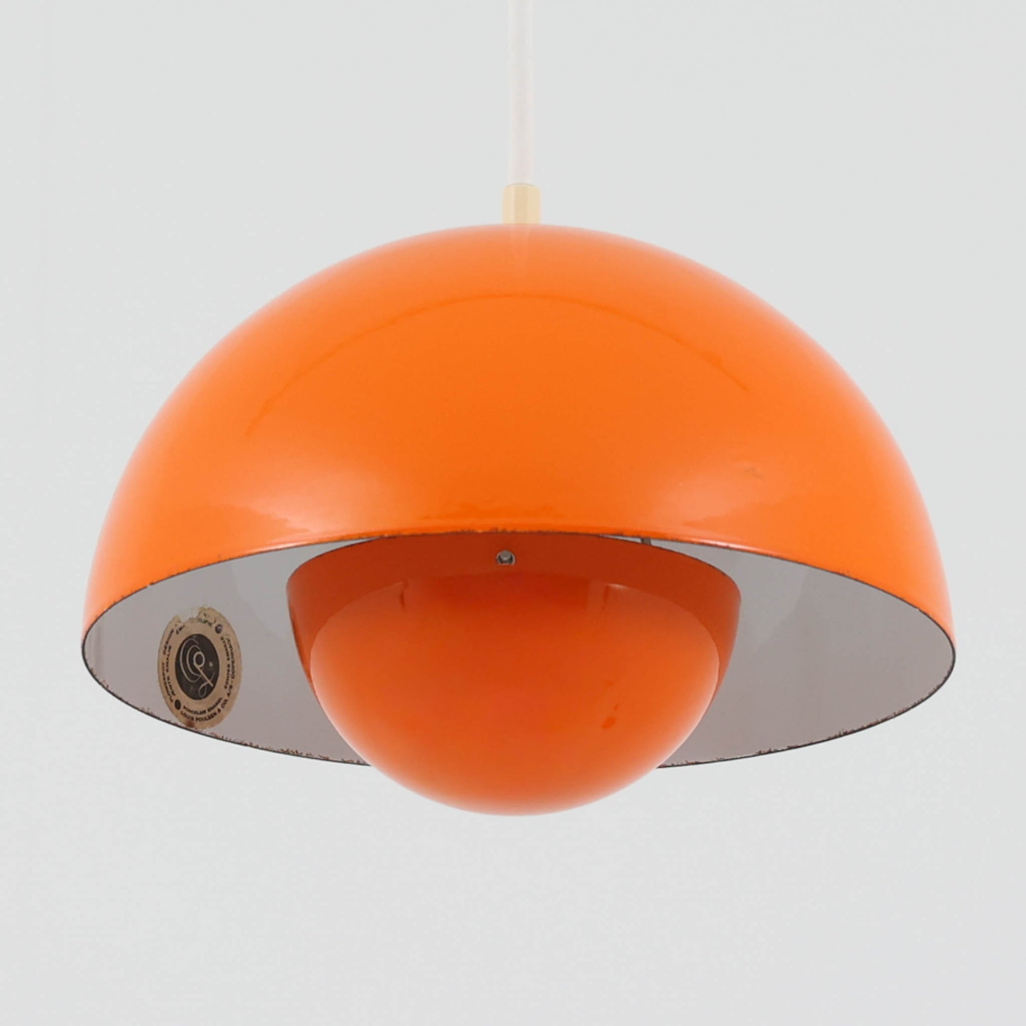 Verner Pantonによってデザインされた「FlowerPot」ペンダントライトです。初期モデルはLouis Poulsenにて製作されたもので、現在は&amp;Tradition社より復刻生産されています。本品は当時のオリジナルモデルにあたり、現行品と比較してやや小ぶりなサイズ感と、琺瑯（エナメル）仕上げならではの質感が特徴です。滑らかな曲面が生み出す柔らかな光と、経年による風合いも相まって、空間に独特の存在感をもたらすビンテージ照明です。