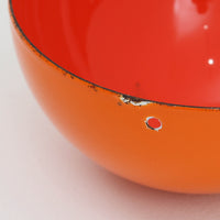 Verner Pantonによってデザインされた「FlowerPot」ペンダントライトです。初期モデルはLouis Poulsenにて製作されたもので、現在は&Tradition社より復刻生産されています。本品は当時のオリジナルモデルにあたり、現行品と比較してやや小ぶりなサイズ感と、琺瑯（エナメル）仕上げならではの質感が特徴です。滑らかな曲面が生み出す柔らかな光と、経年による風合いも相まって、空間に独特の存在感をもたらすビンテージ照明です。