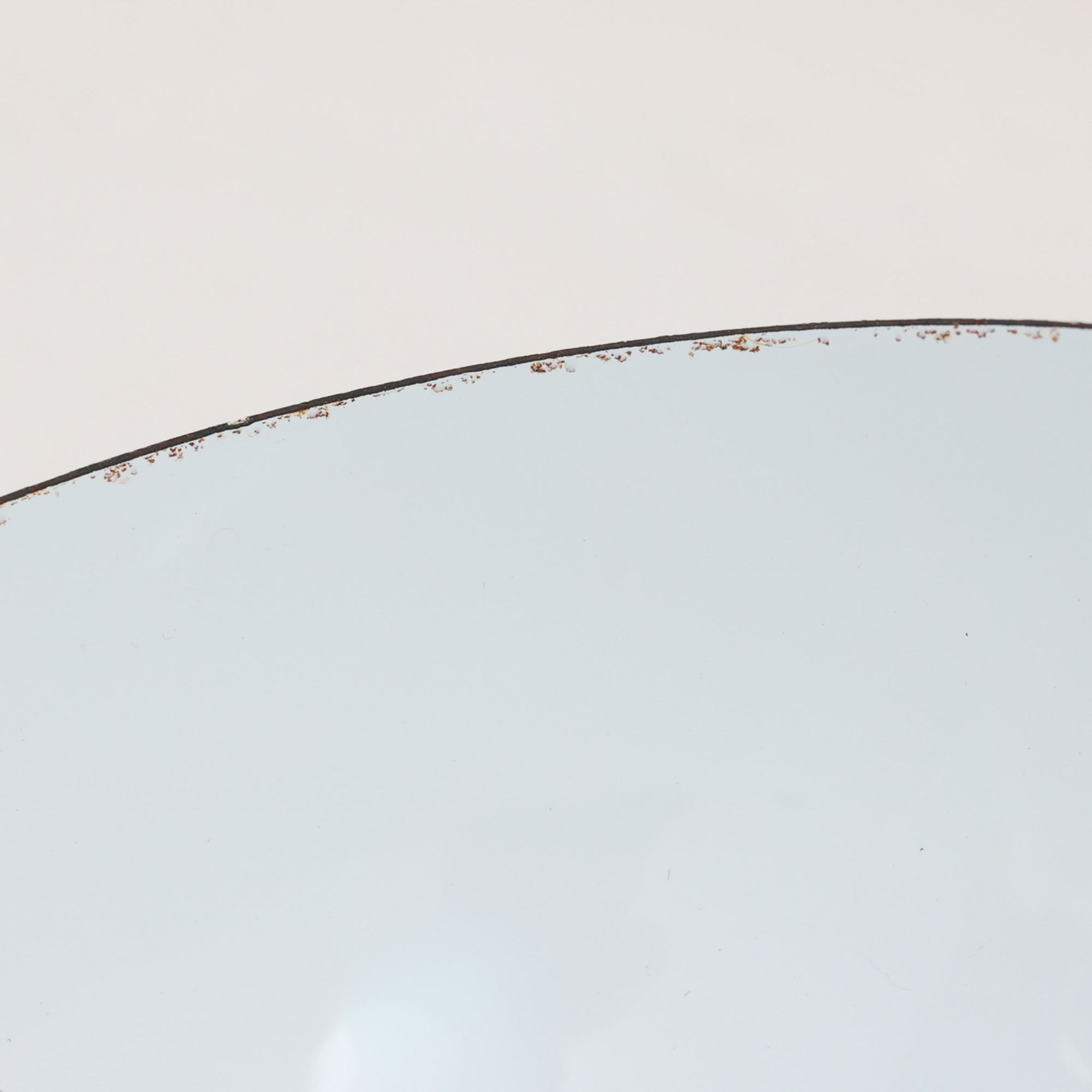 Verner Pantonによってデザインされた「FlowerPot」ペンダントライトです。初期モデルはLouis Poulsenにて製作されたもので、現在は&amp;Tradition社より復刻生産されています。本品は当時のオリジナルモデルにあたり、現行品と比較してやや小ぶりなサイズ感と、琺瑯（エナメル）仕上げならではの質感が特徴です。滑らかな曲面が生み出す柔らかな光と、経年による風合いも相まって、空間に独特の存在感をもたらすビンテージ照明です。