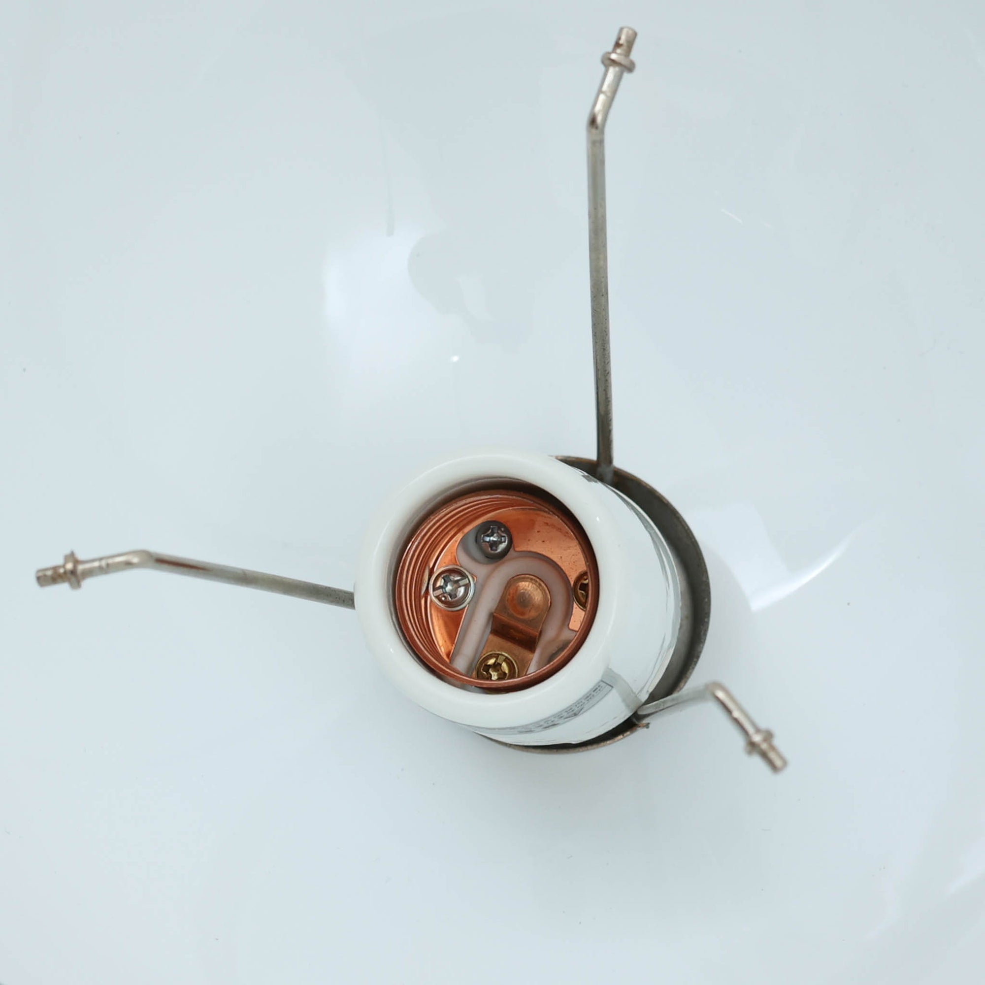 Verner Pantonによってデザインされた「FlowerPot」ペンダントライトです。初期モデルはLouis Poulsenにて製作されたもので、現在は&amp;Tradition社より復刻生産されています。本品は当時のオリジナルモデルにあたり、現行品と比較してやや小ぶりなサイズ感と、琺瑯（エナメル）仕上げならではの質感が特徴です。滑らかな曲面が生み出す柔らかな光と、経年による風合いも相まって、空間に独特の存在感をもたらすビンテージ照明です。