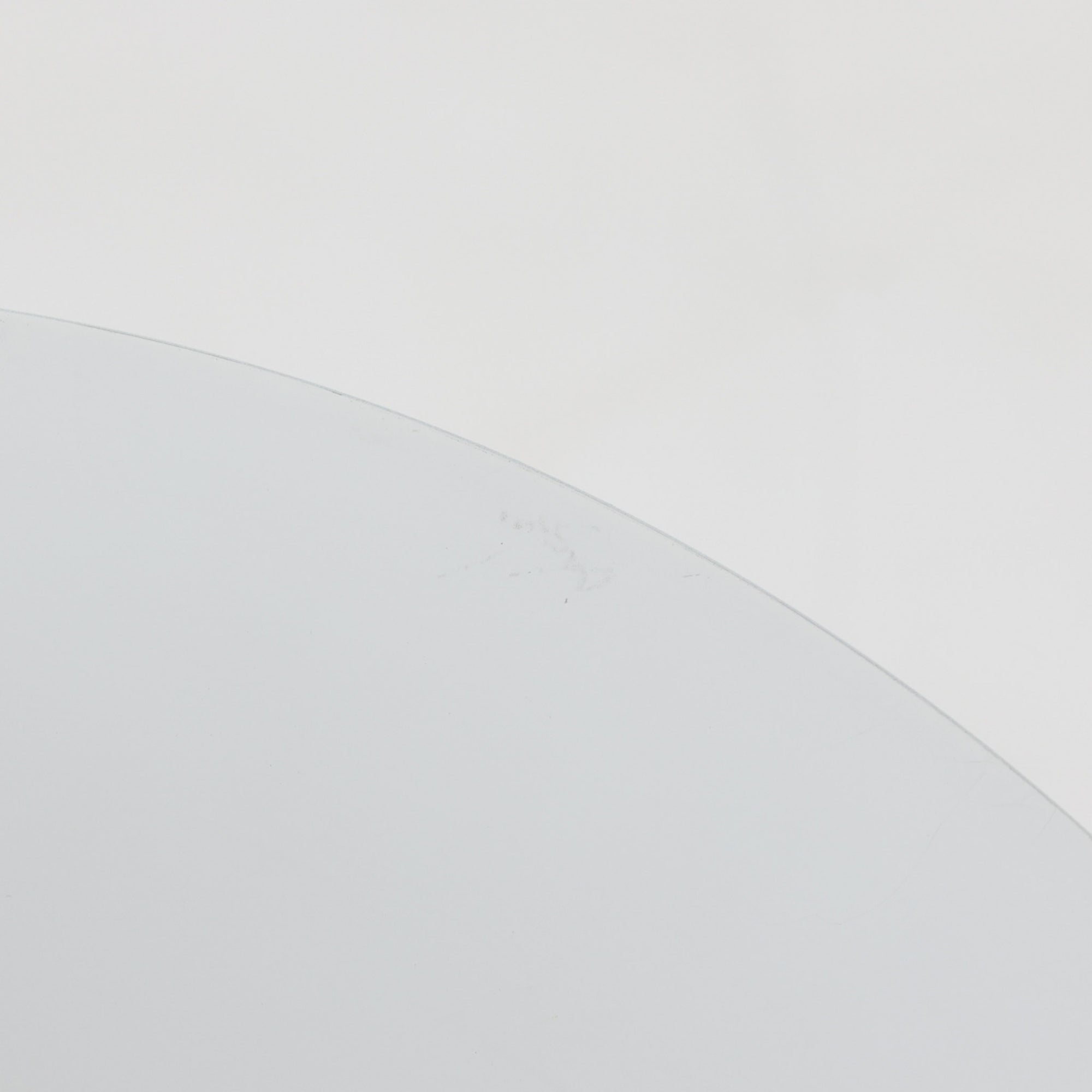 Claus BonderupとTorsten Thorupによってデザインされた「Semi」ペンダントライトです。アルミ素材を用いた流れるような曲線美が特徴で、シンプルながら空間に洗練された存在感をもたらします。大きく広がるシェードが光を効率よく下方へ届け、ダイニングテーブルやカウンター上を美しく照らします。無駄を削ぎ落としたフォルムは北欧モダンデザインを象徴する一作であり、長年愛され続ける名作ならではの普遍的な魅力を備えています。ビンテージ品ならではの風合いと希少性もお楽しみいただけます。