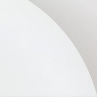 Claus BonderupとTorsten Thorupによってデザインされた「Semi」ペンダントライトです。アルミ素材を用いた流れるような曲線美が特徴で、シンプルながら空間に洗練された存在感をもたらします。大きく広がるシェードが光を効率よく下方へ届け、ダイニングテーブルやカウンター上を美しく照らします。無駄を削ぎ落としたフォルムは北欧モダンデザインを象徴する一作であり、長年愛され続ける名作ならではの普遍的な魅力を備えています。ビンテージ品ならではの風合いと希少性もお楽しみいただけます。