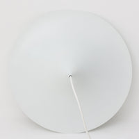 Claus BonderupとTorsten Thorupによってデザインされた「Semi」ペンダントライトです。アルミ素材を用いた流れるような曲線美が特徴で、シンプルながら空間に洗練された存在感をもたらします。大きく広がるシェードが光を効率よく下方へ届け、ダイニングテーブルやカウンター上を美しく照らします。無駄を削ぎ落としたフォルムは北欧モダンデザインを象徴する一作であり、長年愛され続ける名作ならではの普遍的な魅力を備えています。ビンテージ品ならではの風合いと希少性もお楽しみいただけます。