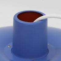 北欧より買い付けたLouis Poulsen社製「PH 4/3 ペンダント」です。Poul Henningsenによる名作照明で、直径約40cmの扱いやすいサイズ感とアルミシェードの軽やかな質感が魅力です。対数螺旋に基づいた3枚シェード構造により、眩しさを抑えつつ光を効率的に下方へ導き、柔らかく拡散する美しい光を生み出します。PHシリーズの中でもバランスの取れたモデルとして人気があり、ダイニングやリビングはもちろん、書斎や寝室など幅広い空間でお使いいただけます。経年により深みを増した風合いもお楽しみいただけるビンテージ品です。