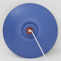北欧より買い付けたLouis Poulsen社製「PH 4/3 ペンダント」です。Poul Henningsenによる名作照明で、直径約40cmの扱いやすいサイズ感とアルミシェードの軽やかな質感が魅力です。対数螺旋に基づいた3枚シェード構造により、眩しさを抑えつつ光を効率的に下方へ導き、柔らかく拡散する美しい光を生み出します。PHシリーズの中でもバランスの取れたモデルとして人気があり、ダイニングやリビングはもちろん、書斎や寝室など幅広い空間でお使いいただけます。経年により深みを増した風合いもお楽しみいただけるビンテージ品です。