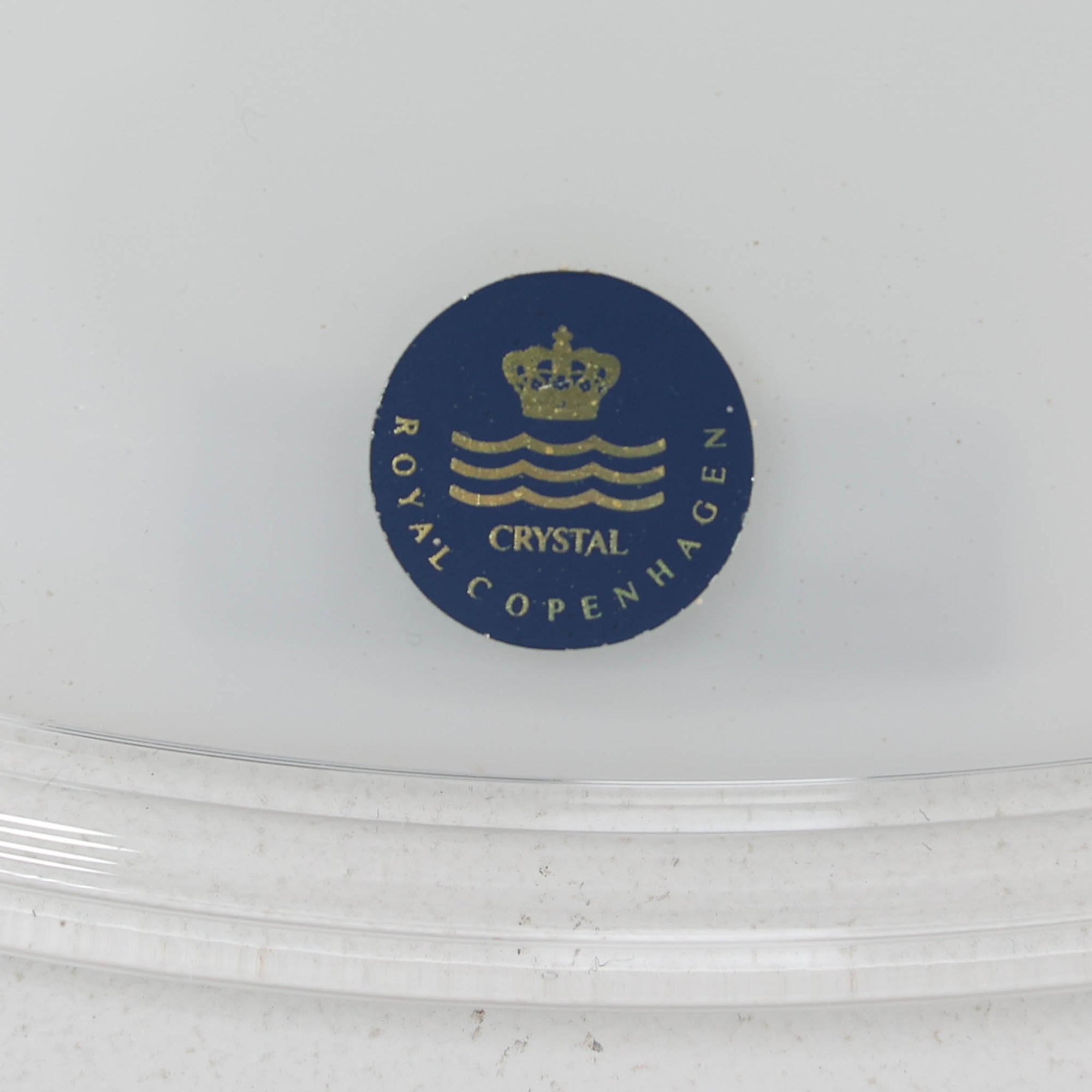 北欧より買い付けた、ホルムガード社製(現Royal Copenhagen)ビンテージランプです。ガラス製のペンダントライト「Etude Pendel」。パールホワイトのガラスとクリアエッジの組み合わせにより、灯りを点けると柔らかく温かみのある光が広がり、空間にやさしい印象をもたらします。シェード外周に細かい擦れや製造時の練りムラなど見られますが、全体としてはビンテージ品として良好なコンディションです。