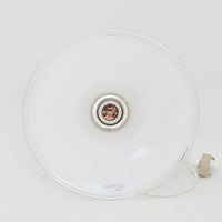 北欧より買い付けた、ホルムガード社製(現Royal Copenhagen)ビンテージランプです。ガラス製のペンダントライト「Etude Pendel」。パールホワイトのガラスとクリアエッジの組み合わせにより、灯りを点けると柔らかく温かみのある光が広がり、空間にやさしい印象をもたらします。シェード外周に細かい擦れや製造時の練りムラなど見られますが、全体としてはビンテージ品として良好なコンディションです。