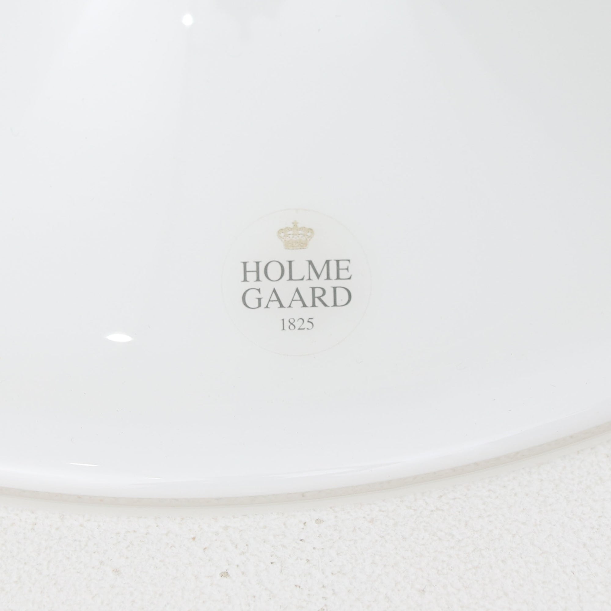 Michael BangがデザインしたMandarinペンダントライトです。Holmegaardならではの高品質なガラスを用いた美しいフォルムが特徴で、滑らかに広がるシェードと細く立ち上がるネック部分が軽やかで洗練された印象を与えます。乳白色ガラスを通して放たれる柔らかな光は空間全体を穏やかに包み込み、ダイニングやカウンター、寝室など幅広いシーンで活躍します。扱いやすいサイズ感と、北欧デザイン黄金期を感じさせる造形美が魅力の希少なビンテージ照明です。