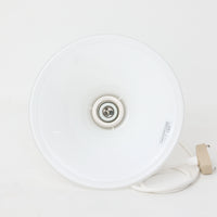 Michael BangがデザインしたMandarinペンダントライトです。Holmegaardならではの高品質なガラスを用いた美しいフォルムが特徴で、滑らかに広がるシェードと細く立ち上がるネック部分が軽やかで洗練された印象を与えます。乳白色ガラスを通して放たれる柔らかな光は空間全体を穏やかに包み込み、ダイニングやカウンター、寝室など幅広いシーンで活躍します。扱いやすいサイズ感と、北欧デザイン黄金期を感じさせる造形美が魅力の希少なビンテージ照明です。