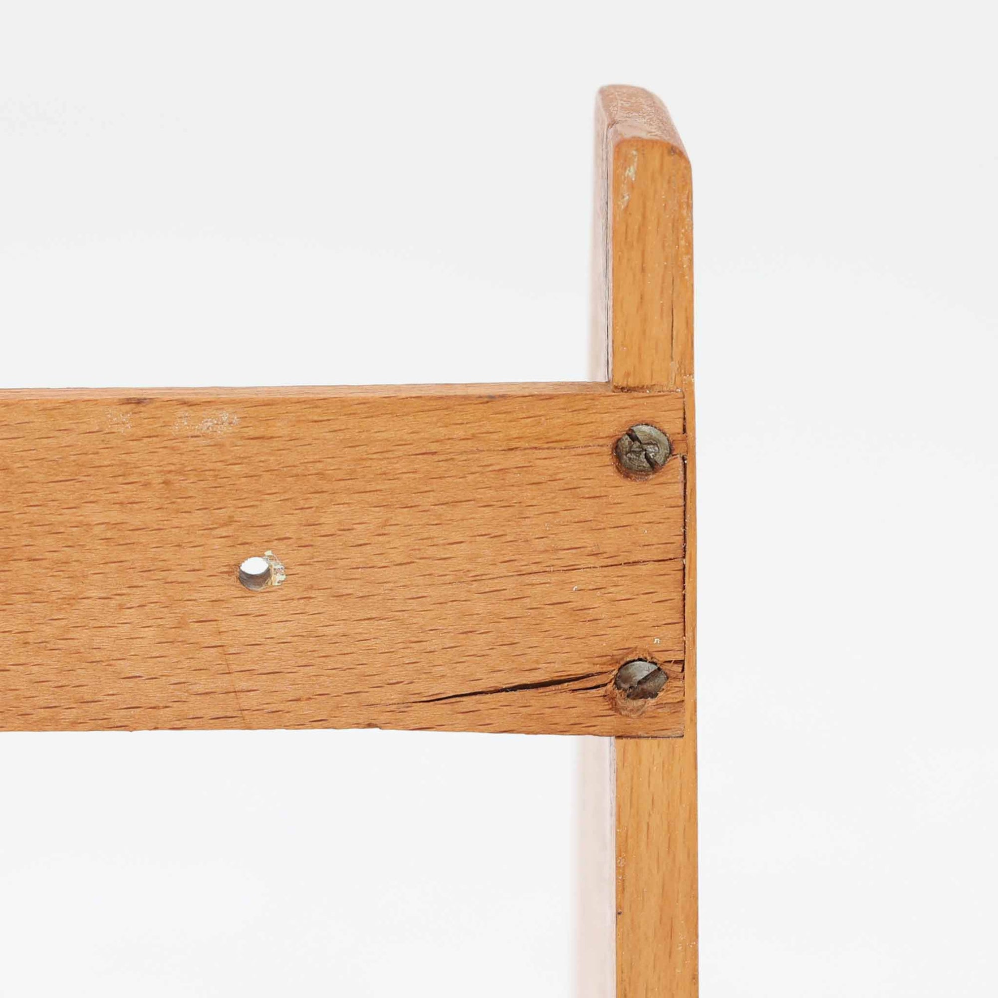 Borge Mogensen（ボーエ・モーエンセン）デザイン、FDB Mobler製のウォールシェルフ Model B5です。ビーチ無垢材を使用したシンプルで温かみのあるデザインが特徴で、北欧家具ならではの機能性と美しさを兼ね備えています。両サイドのパネルと背面のバー構造により、収納物が安定しやすく、実用性の高い設計となっています。中央の仕切りによって本や小物を整理しやすく、キッチンやリビング、書斎などさまざまな空間で活躍します。素朴で飽きのこないフォルムは、モーエンセンの「日常生活のための家具」という思想を体現したデザイン。デンマーク製の北欧ビンテージならではの味わい深い木の質感が魅力の一品です。