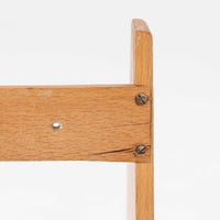 Borge Mogensen（ボーエ・モーエンセン）デザイン、FDB Mobler製のウォールシェルフ Model B5です。ビーチ無垢材を使用したシンプルで温かみのあるデザインが特徴で、北欧家具ならではの機能性と美しさを兼ね備えています。両サイドのパネルと背面のバー構造により、収納物が安定しやすく、実用性の高い設計となっています。中央の仕切りによって本や小物を整理しやすく、キッチンやリビング、書斎などさまざまな空間で活躍します。素朴で飽きのこないフォルムは、モーエンセンの「日常生活のための家具」という思想を体現したデザイン。デンマーク製の北欧ビンテージならではの味わい深い木の質感が魅力の一品です。