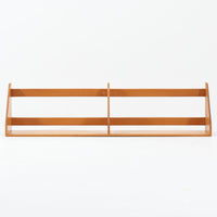 Borge Mogensen（ボーエ・モーエンセン）デザイン、FDB Mobler製のウォールシェルフ Model B5です。ビーチ無垢材を使用したシンプルで温かみのあるデザインが特徴で、北欧家具ならではの機能性と美しさを兼ね備えています。両サイドのパネルと背面のバー構造により、収納物が安定しやすく、実用性の高い設計となっています。中央の仕切りによって本や小物を整理しやすく、キッチンやリビング、書斎などさまざまな空間で活躍します。素朴で飽きのこないフォルムは、モーエンセンの「日常生活のための家具」という思想を体現したデザイン。デンマーク製の北欧ビンテージならではの味わい深い木の質感が魅力の一品です。