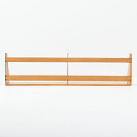 Borge Mogensen（ボーエ・モーエンセン）デザイン、FDB Mobler製のウォールシェルフ Model B5です。ビーチ無垢材を使用したシンプルで温かみのあるデザインが特徴で、北欧家具ならではの機能性と美しさを兼ね備えています。両サイドのパネルと背面のバー構造により、収納物が安定しやすく、実用性の高い設計となっています。中央の仕切りによって本や小物を整理しやすく、キッチンやリビング、書斎などさまざまな空間で活躍します。素朴で飽きのこないフォルムは、モーエンセンの「日常生活のための家具」という思想を体現したデザイン。デンマーク製の北欧ビンテージならではの味わい深い木の質感が魅力の一品です。