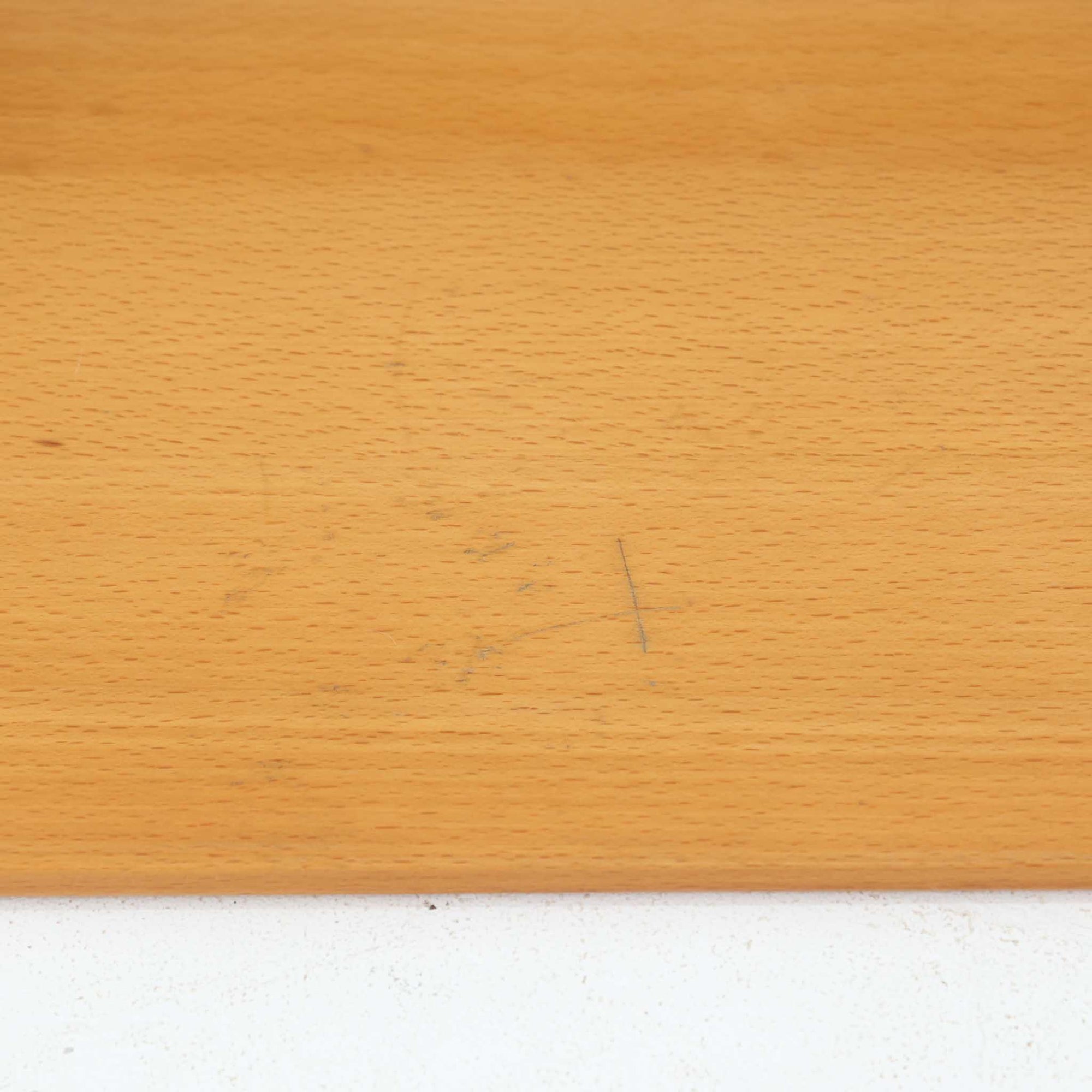 Borge Mogensen（ボーエ・モーエンセン）デザイン、FDB Mobler製のウォールシェルフ Model B5です。ビーチ無垢材を使用したシンプルで温かみのあるデザインが特徴で、北欧家具ならではの機能性と美しさを兼ね備えています。両サイドのパネルと背面のバー構造により、収納物が安定しやすく、実用性の高い設計となっています。中央の仕切りによって本や小物を整理しやすく、キッチンやリビング、書斎などさまざまな空間で活躍します。素朴で飽きのこないフォルムは、モーエンセンの「日常生活のための家具」という思想を体現したデザイン。デンマーク製の北欧ビンテージならではの味わい深い木の質感が魅力の一品です。