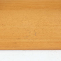 Borge Mogensen（ボーエ・モーエンセン）デザイン、FDB Mobler製のウォールシェルフ Model B5です。ビーチ無垢材を使用したシンプルで温かみのあるデザインが特徴で、北欧家具ならではの機能性と美しさを兼ね備えています。両サイドのパネルと背面のバー構造により、収納物が安定しやすく、実用性の高い設計となっています。中央の仕切りによって本や小物を整理しやすく、キッチンやリビング、書斎などさまざまな空間で活躍します。素朴で飽きのこないフォルムは、モーエンセンの「日常生活のための家具」という思想を体現したデザイン。デンマーク製の北欧ビンテージならではの味わい深い木の質感が魅力の一品です。